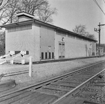 857301 Gezicht op het onderstation voor de voeding van de bovenleiding bij het N.S.-station Hulshorst.